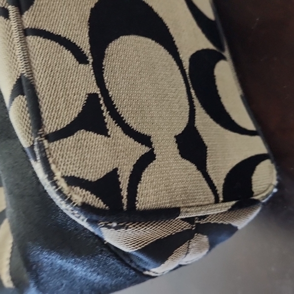 Coach Signature Hobo - Picture 7 of 8